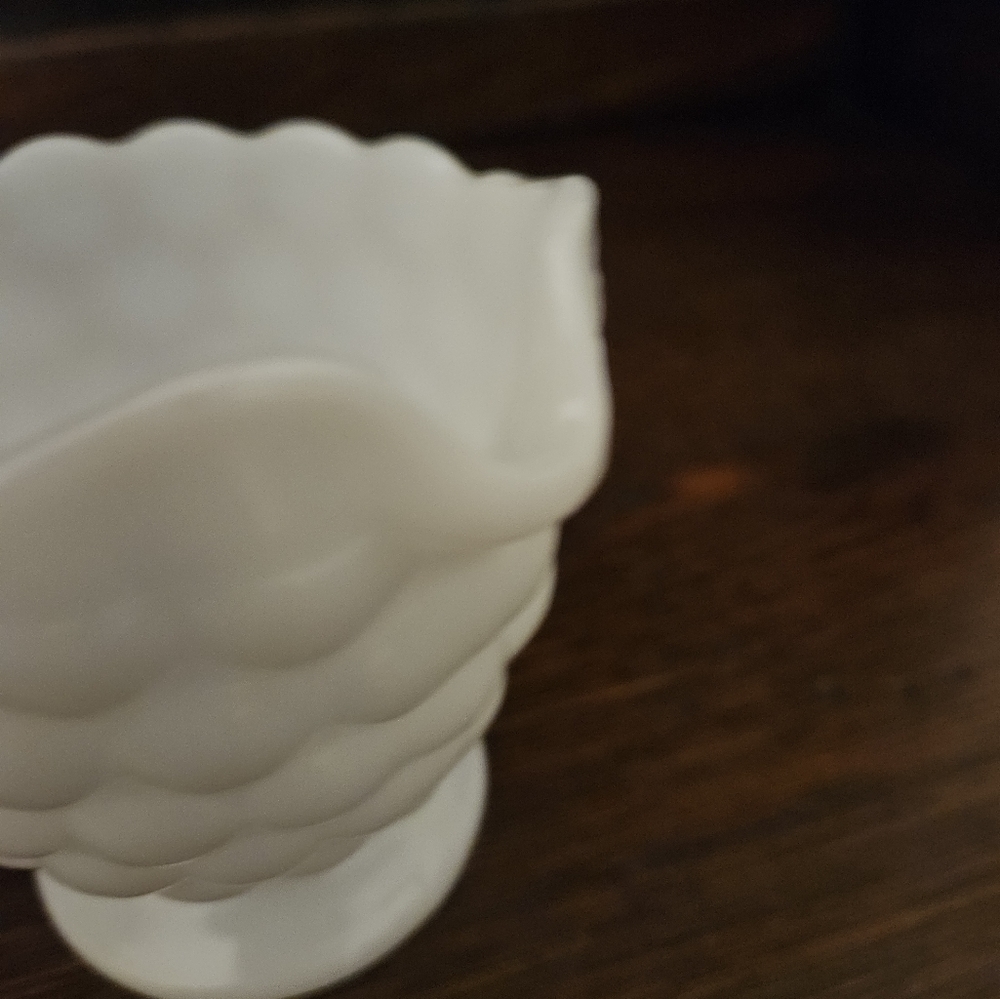 Vintage milk glass bubble creamer. - Picture 3 of 9